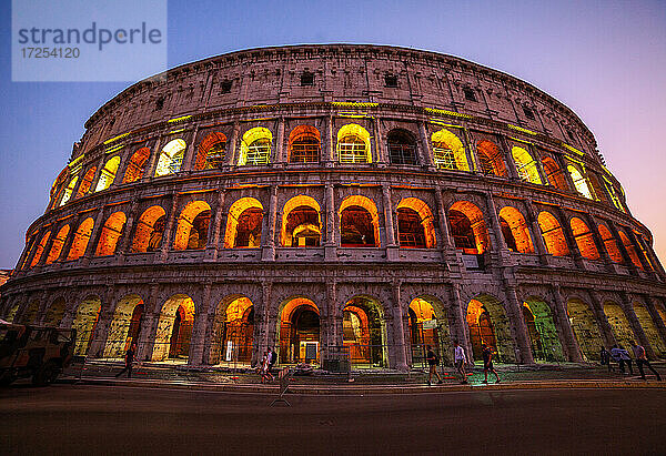 Niedriger Blickwinkel von Touristen auf der Straße vor dem Kolosseum in der Abenddämmerung  Rom