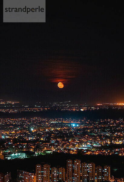 Blick auf das Stadtbild von Skopje bei Nacht