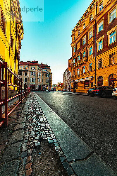 Ansicht einer Straße mit Gebäuden in der Stadt Prag