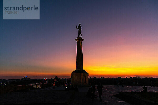 Silhouette der Belgrader Festung mit dem Victor-Denkmal bei Sonnenuntergang