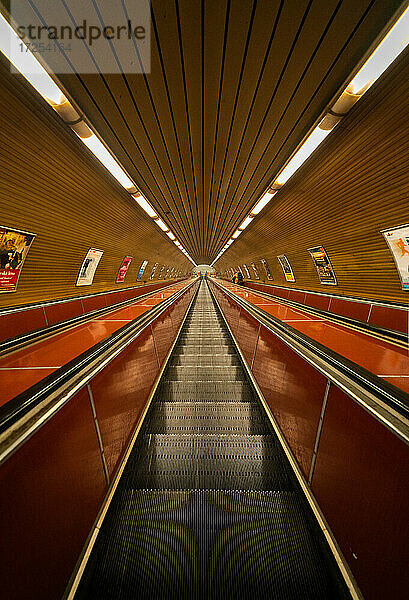 Niedriger Winkel Ansicht der Rolltreppen in der U-Bahn-Station in Prag Stadt