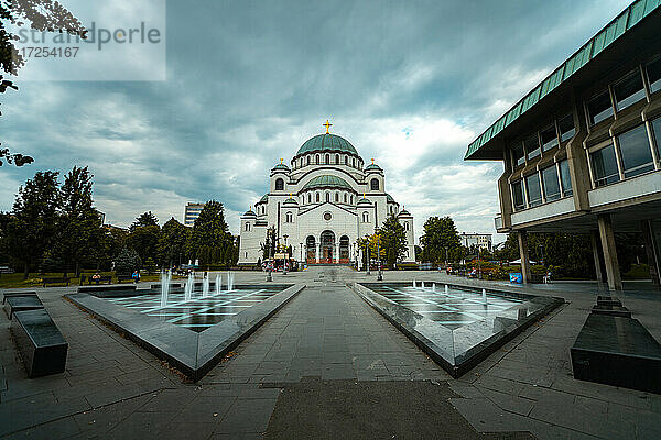 Niedriger Blickwinkel auf den Tempel des Heiligen Sava mit Brunnen im Vordergrund in Belgrad