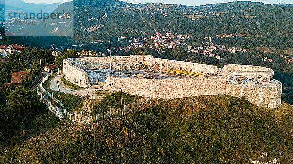 Blick auf die Weiße Festung auf einem Hügel in Sarajevo