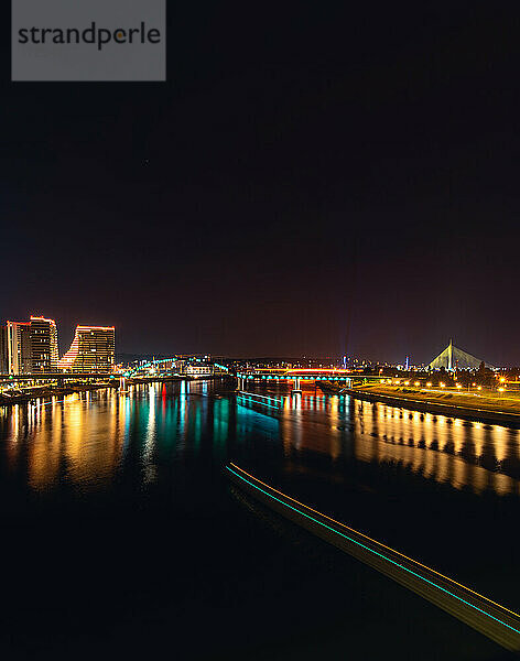Blick auf die Stadt Belgrad und den Fluss Sava bei Nacht