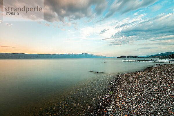 Blick auf den Ohridsee bei bewölktem Himmel  Nordmazedonien