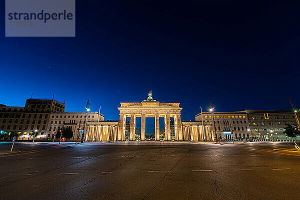 Niedriger Blickwinkel auf das beleuchtete Brandenburger Tor bei Nacht  Berlin