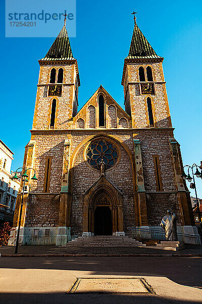 Niedriger Blickwinkel auf die Herz-Jesu-Kathedrale in Sarajevo