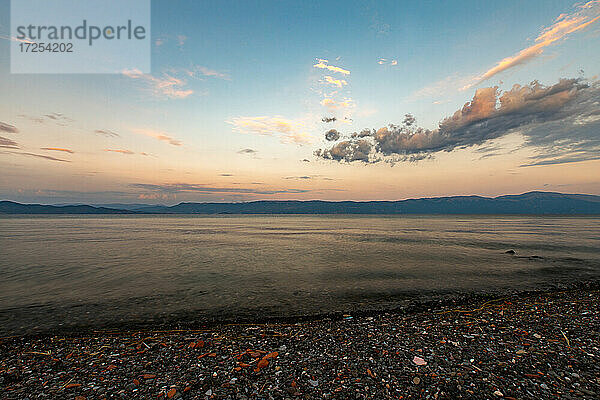 Blick auf den Ohridsee in der Abenddämmerung  Nordmazedonien