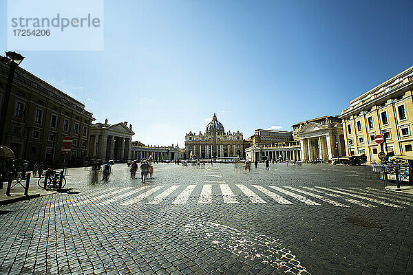 Touristen im Petersdom auf dem Petersplatz  Vatikanstadt  Rom