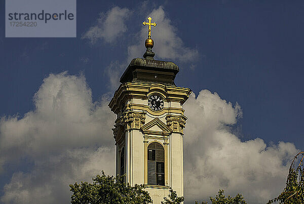 Blick auf den Uhrenturm der Kirche  Stadt Novi Sad