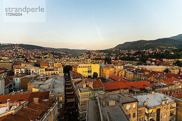 Blick auf das Stadtbild von Sarajevo mit einer Bergkette im Hintergrund