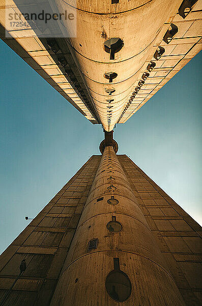 Niedriger Blickwinkel auf den Genex-Turm in der Stadt Belgrad
