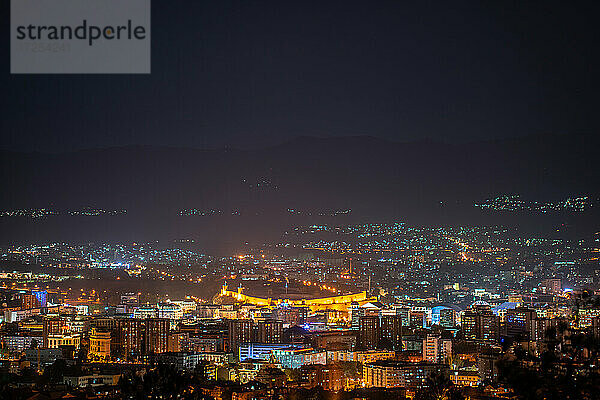 Blick auf das nächtliche Stadtbild von Skopje in luftiger Höhe