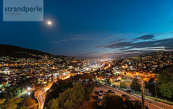 Luftaufnahme des Stadtbilds von Sarajevo bei Nacht