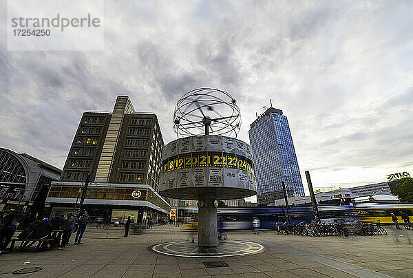 Niedriger Blickwinkel auf die Weltzeituhr am Alexanderplatz  Berlin City
