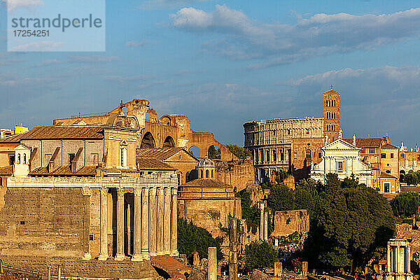 Blick auf das Kolosseum und die alte Stadt im Forum Romanum  Rom