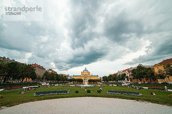 Touristen entspannen sich im öffentlichen Park des Kunstpavillons in Zagreb
