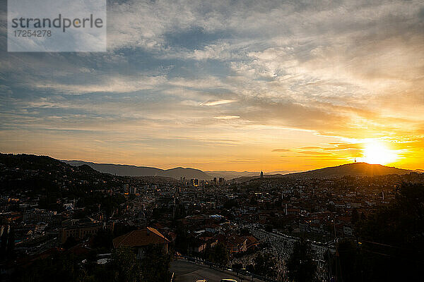 Blick auf das Stadtbild von Sarajevo bei bewölktem Himmel