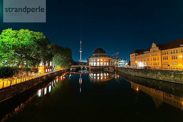 Blick auf das Bode-Museum und den Fernsehturm Berlin mit Spiegelung in der Spree