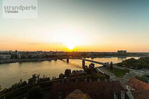 Blick auf die Varadin-Brücke über die Donau bei Sonnenaufgang in der Stadt Novi Sad