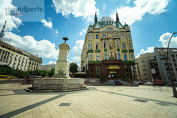 Niedriger Blickwinkel auf das Hotel Moskva mit Brunnen im Vordergrund in Belgrad