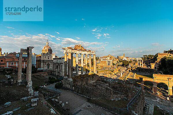 Erhöhte Ansicht der alten Ruinen des Forum Romanum  Rom
