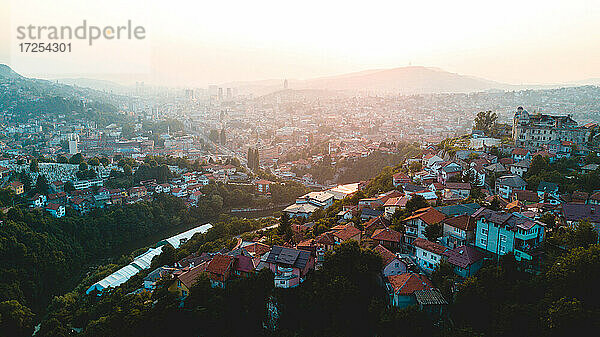 Luftaufnahme des Stadtbilds von Sarajevo bei Sonnenaufgang