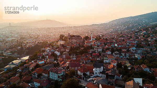 Luftaufnahme des Stadtbilds von Sarajevo bei Sonnenuntergang
