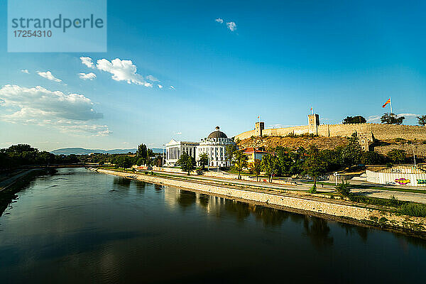 Blick auf das Regierungsgebäude und die Festung Kale am Fluss Vardar in der Stadt Skopje
