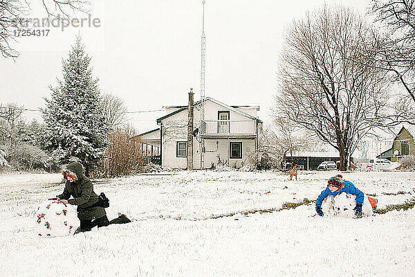 Kanada  Ontario  Mutter und Sohn spielen im Schnee