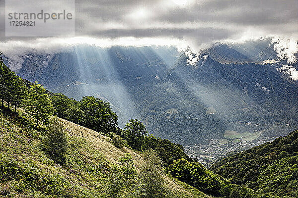 Frankreich  Sonnenstrahlen über Berglandschaft