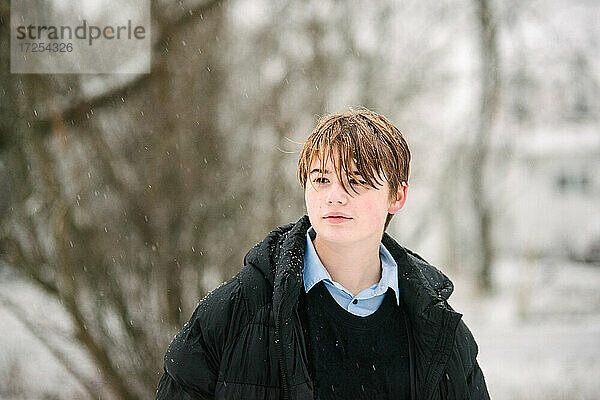 Kanada  Ontario  Porträt eines Jungen im Freien im Winter