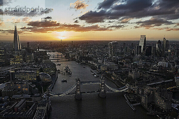 UK  London  Luftaufnahme der Tower Bridge und des Finanzviertels bei Sonnenuntergang