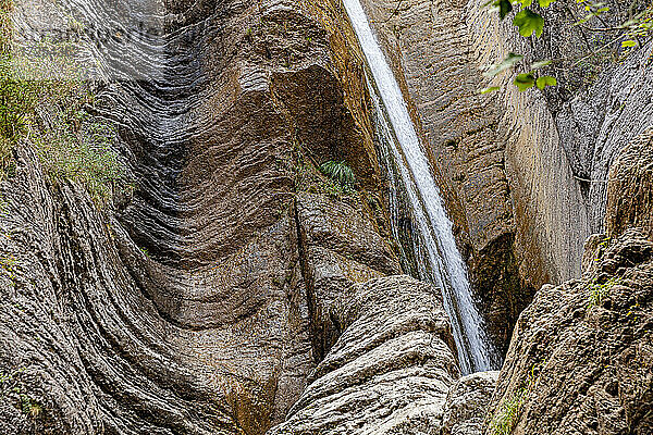 Frankreich  Alpes-de-Haute-Provence  Niedriger Blickwinkel auf einen Wasserfall auf erodiertem Fels