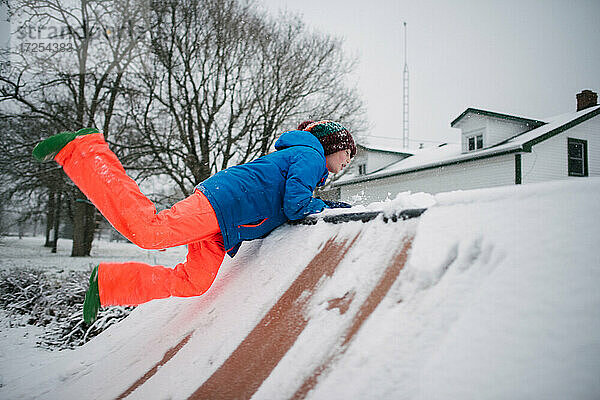 Kanada  Ontario  Junge spielt im Schnee