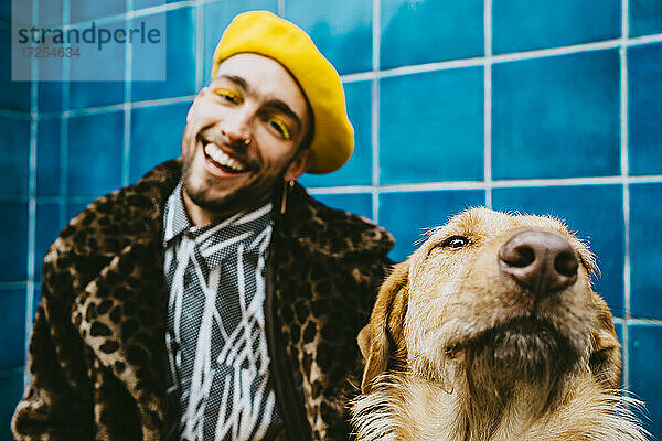 Glücklicher junger Mann mit Golden Retriever Hund