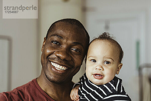 Porträt von Vater und Baby Junge zu Hause