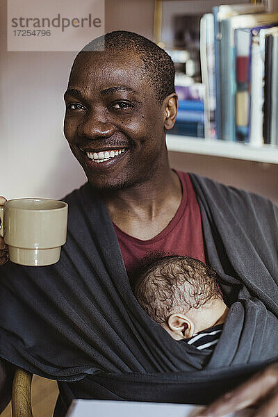 Porträt von lächelnden Vater mit Kaffeetasse zu Hause