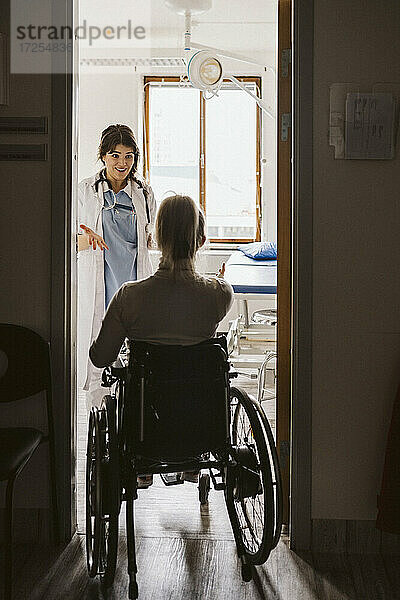 Behinderte Frau beim Besuch einer Ärztin in einer medizinischen Klinik