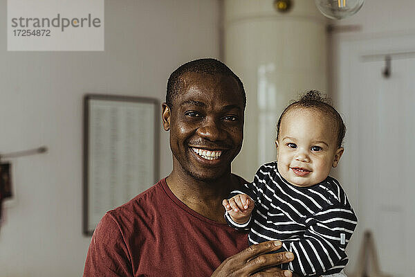 Porträt von lächelnden Vater und Kleinkind Sohn zu Hause