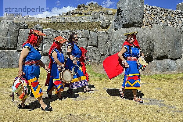 Inti Raymi  Fest der Sonne  Darstellerinnen in Kosttümen an der Festungsmauer  Ruinenanlage der Inka Sacsayhuamán  Cusco  Peru  Südamerika