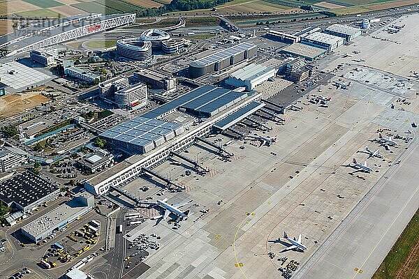 Übersicht Flughafen Stuttgart (STR) in Deutschland mit Terminals und Messe in Stuttgart  Deutschland  Europa