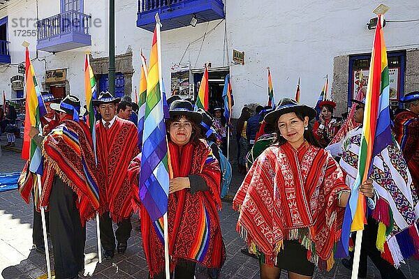 Gruppe mit Fahnen in Ponchos in der Altstadt  Cusco  Peru  Südamerika