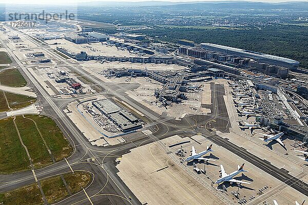 Übersicht Luftbild Terminal 1 Flugzeuge am Flughafen Frankfurt FRA während des Coronavirus Corona Virus COVID-19 in Frankfurt  Deutschland  Europa