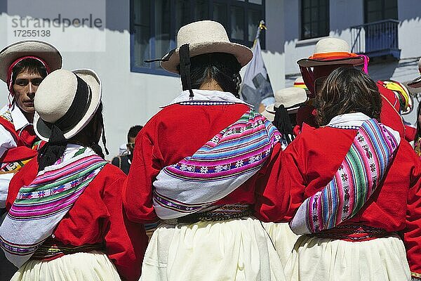 Drei indigene Frauen in bunter Tracht einer Tanzgruppe  Cusco  Peru  Südamerika