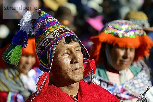 Portrait eines indigenen Mannes in Tracht beim Umzug am Vortag von Inti Raymi  Fest der Sonne