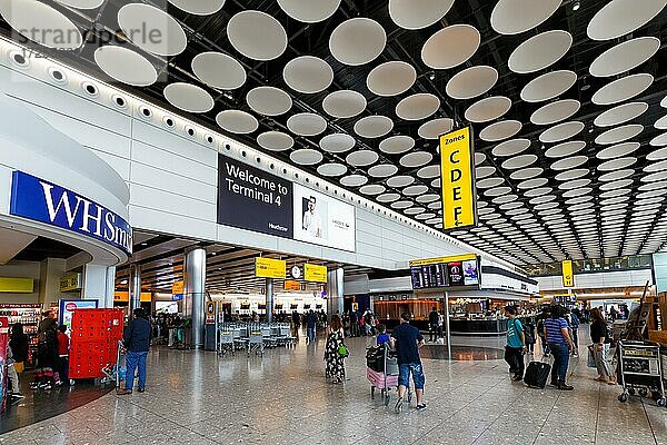 Terminal 4 des Flughafen London  Großbritannien  Europa