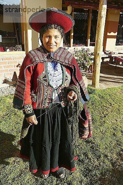 Indigene junge Frau in Tracht  Chinchero  Region Cusco  Provinz Urubamba  Peru  Südamerika