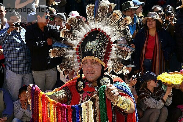 Inti Raymi  Fest der Sonne  Inka Priester mit Federkrone beim Umzug  Cusco  Peru  Südamerika