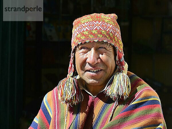 Indigener Mann in buntem Poncho und Kappe  Portrait  Chinchero  Region Cusco  Provinz Urubamba  Peru  Südamerika